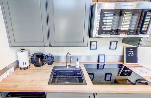 Cottonwood House | Romantic Escape, Steps to Wine Tasting: TinyCamp!