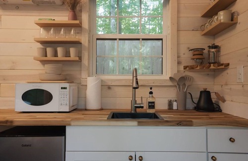 Sylva House | Romantic Getaway, Hot Tub, Fire Pit, and Near Hiking!