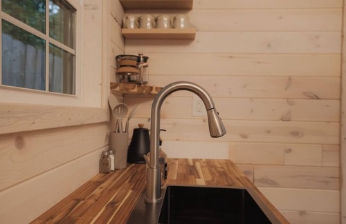 Sylva House | Romantic Getaway, Hot Tub, Fire Pit, and Near Hiking!