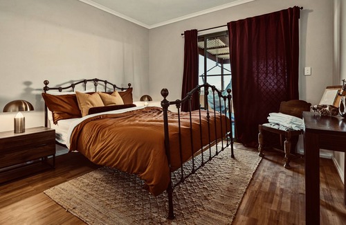 Mount Camel House | Romantic Heathcote Winery Stay & Olive Grove