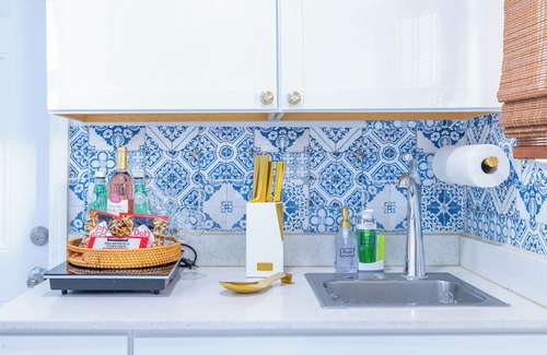 Miami Gardens Apartment | Romantic Heaven, Hot Tub, BBQ, 5 Min to Hard Rock Stadium, 15 Min to Beach