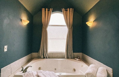 Valley View Bed & Breakfast | Romantic Honeymoon Suite in Bed & Breakfast