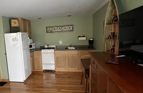 Old Forge Cottage | Romantic, Large Studio with Rustic Queen Size Bed and Decor