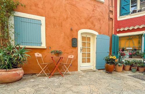 Bormes-Les-Mimosas Apartment | Romantic Nest in Bormes By SELECTsoHOME