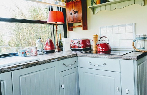Cadgwith Cabin | Romantic Railway Carriage in 2 acres! By coast path, short walk to beach/pub 😎