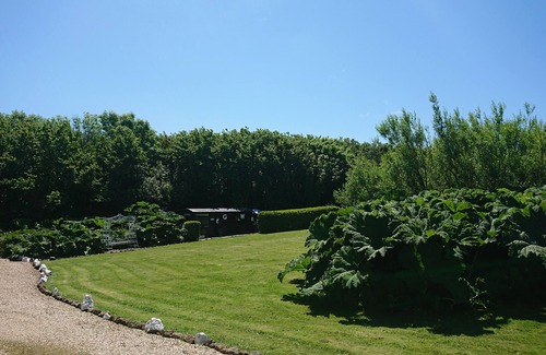 Cadgwith Cabin | Romantic Railway Carriage in 2 acres! By coast path, short walk to beach/pub 😎
