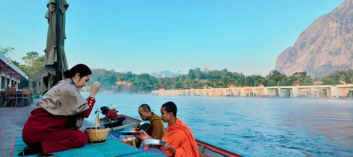 Vientiane Boat Rental | Romantic Resort MuangFuang