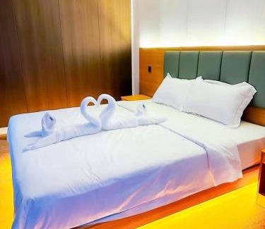 Vientiane Boat Rental | Romantic Resort MuangFuang