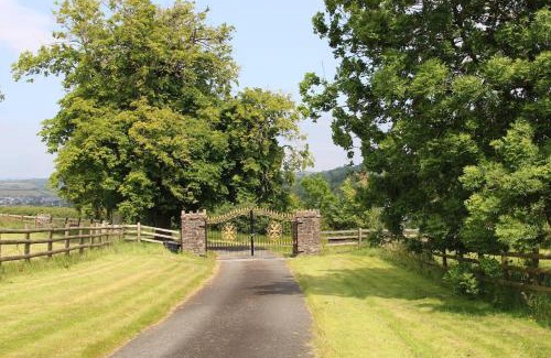 Tawstock Apartment | Romantic Rural Break In Countryside Castle Grounds Private Retreat Wizards Rest