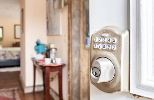 Phoenicia Apartment | Romantic sky loft with steam shower and giant tub. Breweries and hiking nearby