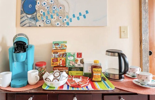 Phoenicia Apartment | Romantic sky loft with steam shower and giant tub. Breweries and hiking nearby