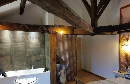 Confolens Apartment | Romantic Suite with Jacuzzi