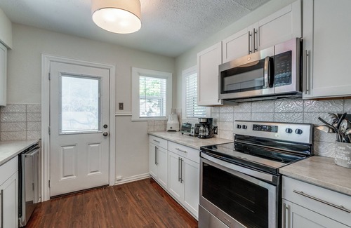 Dallas House | Romantic Super glam, Pet friendly, Perfect location!