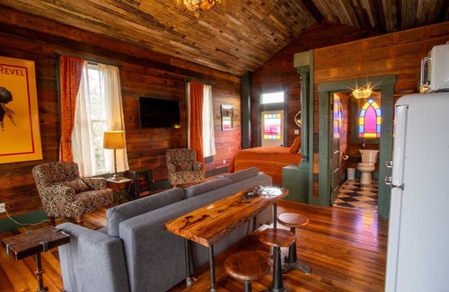 Lampasas Cabin | Romantic Treehouse Near Lake Buchanan