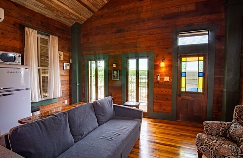 Lampasas Cabin | Romantic Treehouse Near Lake Buchanan
