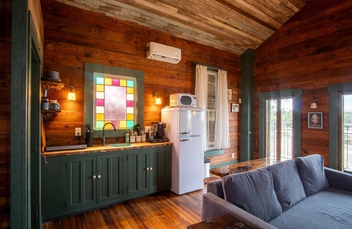 Lampasas Cabin | Romantic Treehouse Near Lake Buchanan