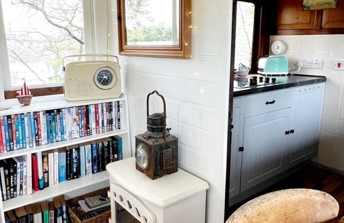 Cadgwith Cabin | Romantic Vintage Carriage in 2 acres!❤️Idyllic location, 5 min walk beach & pub!