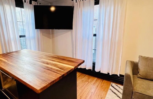 West End Apartment | Romantic West End Apartment with Parking