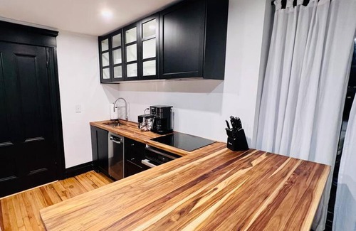 West End Apartment | Romantic West End Apartment with Parking