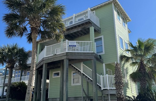 Sand Point House | Rooftop Deck, Views, Beach Walkover, Pet Friendly LOCATION!
