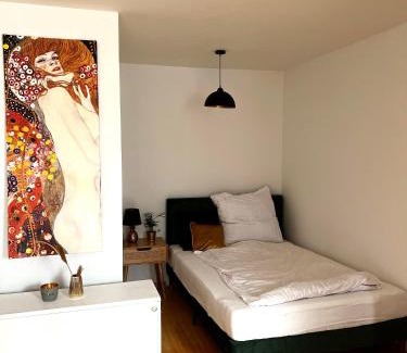 Krefeld Apartment | Rooftop Flat next to HBF & Messe Düsseldorf