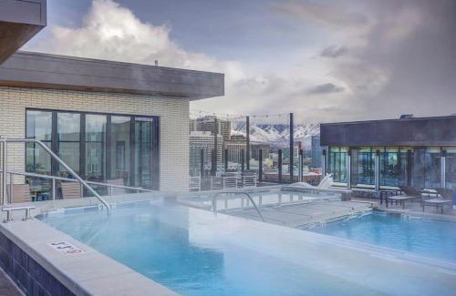 Rio Grande Apartment | Rooftop Pool Hot tub Gym Parking King Bed