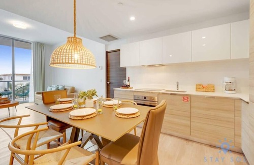Hollywood Apartment | Rooftop Pool & Hot Tub + Gym|Hollywood Beach