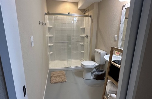 Brandon Cabin | Room #2 sleeps 3, located just 20 mins from the heart of downtown Waxahachie.