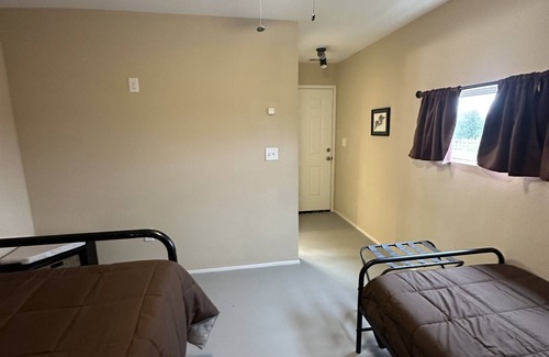 Brandon Cabin | Room #2 sleeps 3, located just 20 mins from the heart of downtown Waxahachie.