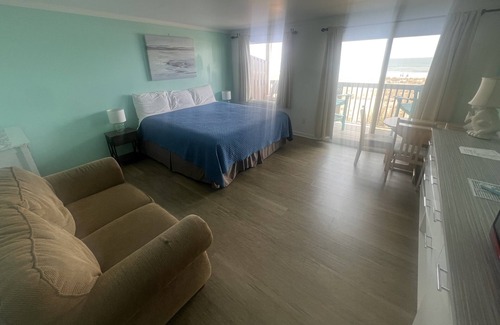 Topsail Beach Hotel | Room#211 Standard 1 King Bed Pets Yes
