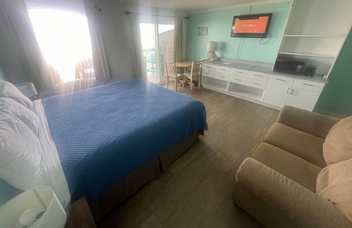 Topsail Beach Hotel | Room#211 Standard 1 King Bed Pets Yes
