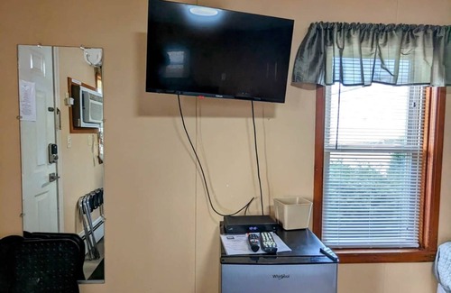 Lewiston Apartment | Room 8 - Riverside Motel - 1 Queen, 1 Twin (Single)