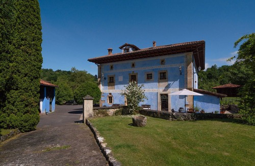 Santianes de Ola Apartment | Room 'Acebu' with Mountain View, Shared Garden and Wi-Fi