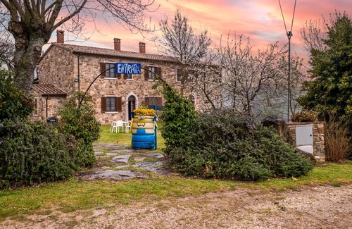 Catabbio Apartment | Room 'Arancione' with Shared Pool and Shared Garden