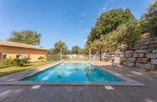Collobrieres Apartment | Room "Azur" with Shared Pool, Wi-Fi, and Air Conditioning