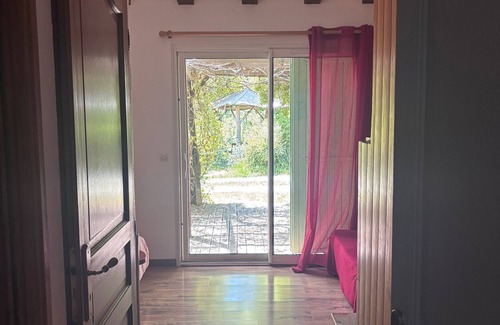 L'Epine Apartment | Room 'Cytise' with Private Terrace, Shared Garden and Wi-Fi