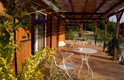 L'Epine Apartment | Room 'Cytise' with Private Terrace, Shared Garden and Wi-Fi