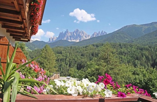 Villnoss Apartment | Room 'Dreibettzimmer 3' with Mountain View, Private Terrace and Wi-Fi