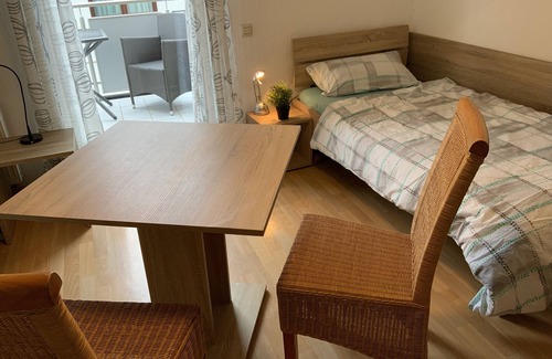 Weiterstadt Bed & Breakfast | Room for fitters with shared bathroom and balcony
