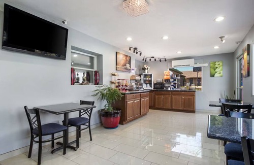 Salem Hotel | Room for the Whole Crew! 3 Double Suites w/Kitchenettes & Free Wi-Fi