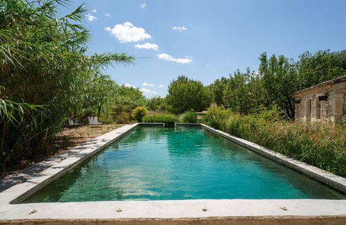 Solerieux Apartment | Room 'Fuschia' with Shared Pool, Wi-Fi and Air Conditioning