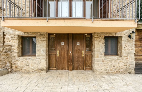 Pujals dels Pagesos Apartment | Room 'Gregal' with Shared Pool, Wi-Fi and Air Conditioning