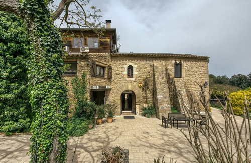 Pujals dels Pagesos Apartment | Room 'Gregal' with Shared Pool, Wi-Fi and Air Conditioning