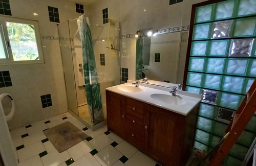La Possession Bed & Breakfast | Room in a large house with a sheltered kitchen in the garden