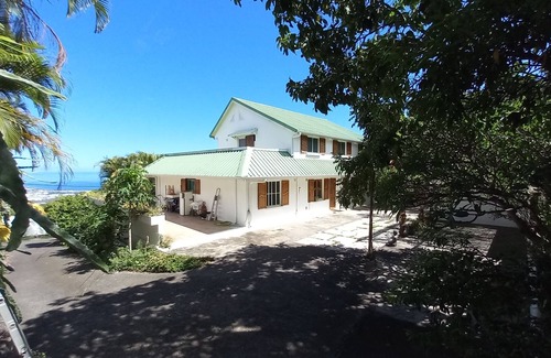 La Possession Bed & Breakfast | Room in a large house with a sheltered kitchen in the garden