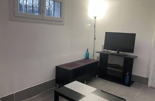 Belle-Beille Bed & Breakfast | Room in Angers near the streetcar with shared kitchen and bathroom