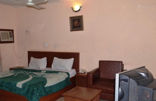 Benin City House | Room in Lodge - Zafike Royal Hotel budget hotel in Benin city