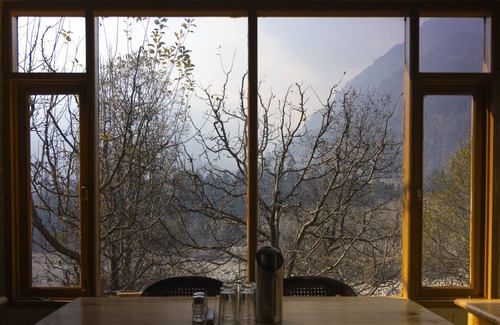 Manali Cottage | Room in Manali, River and Mountain View middle of apple orchard, Quit place 7