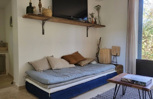 Oppede Bed & Breakfast | Room in private cabana, bathroom, WC, small kitchen, private pool