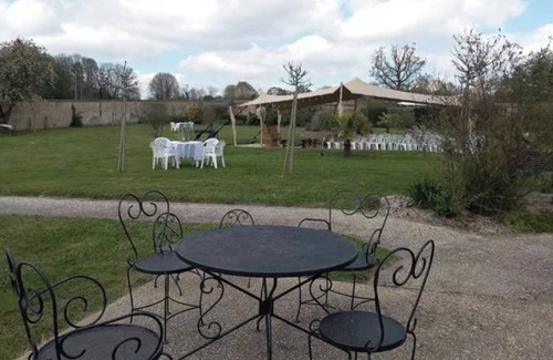 Fye Apartment | Room 'Le Meslay N°3 - Room for 5 People' with Shared Terrace, Shared Garden and Wi-Fi